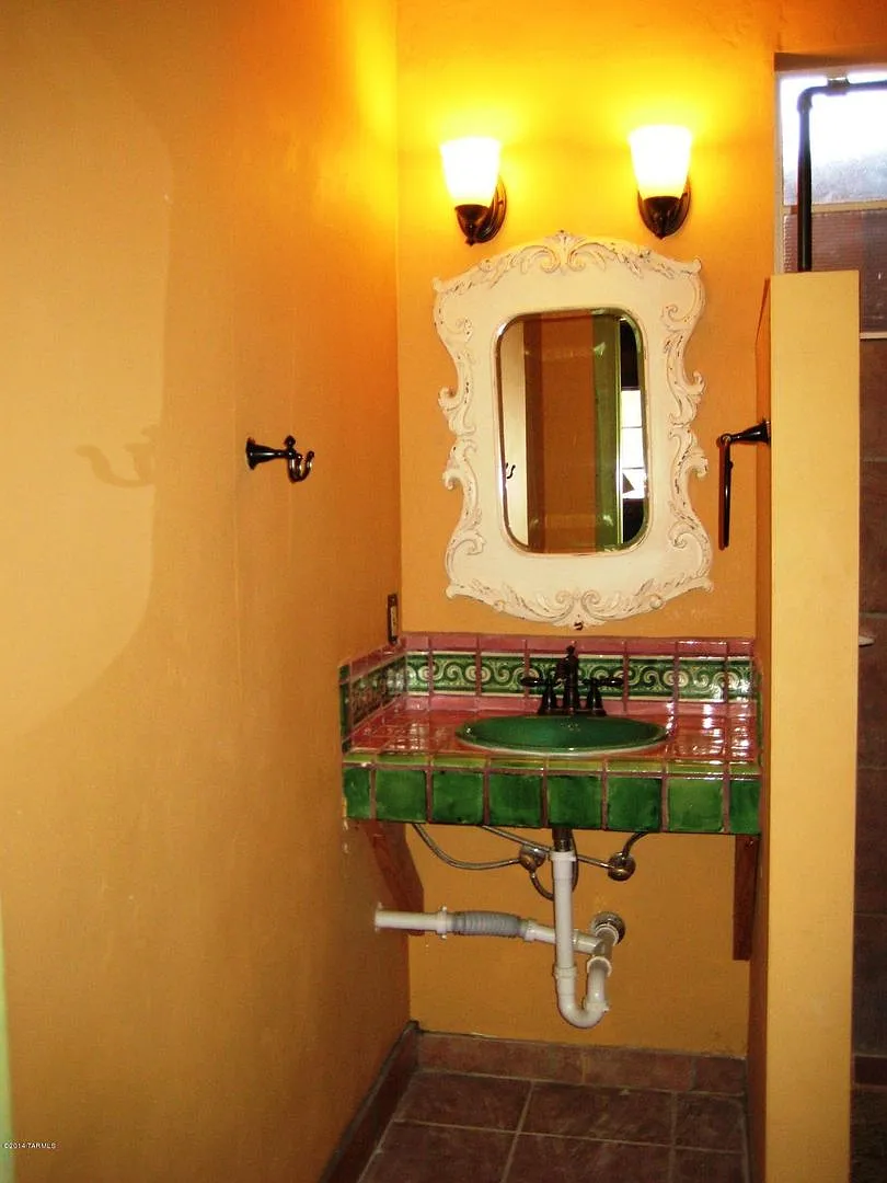 Studio, 1 bath, shared pool! All Utilities Included! — Photo 2