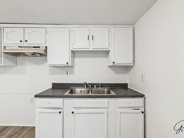 2615 Emmons Ave — Photo 17