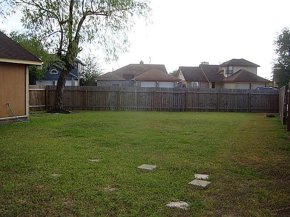 HUGE BACKYARD GREAT FOR KIDS AND COOKOUTS!