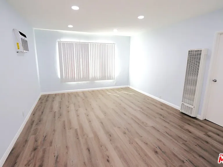 183 W Elmwood Ave #D — Photo 11