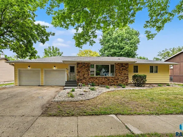 912 NE 9th St, Madison, SD 57042