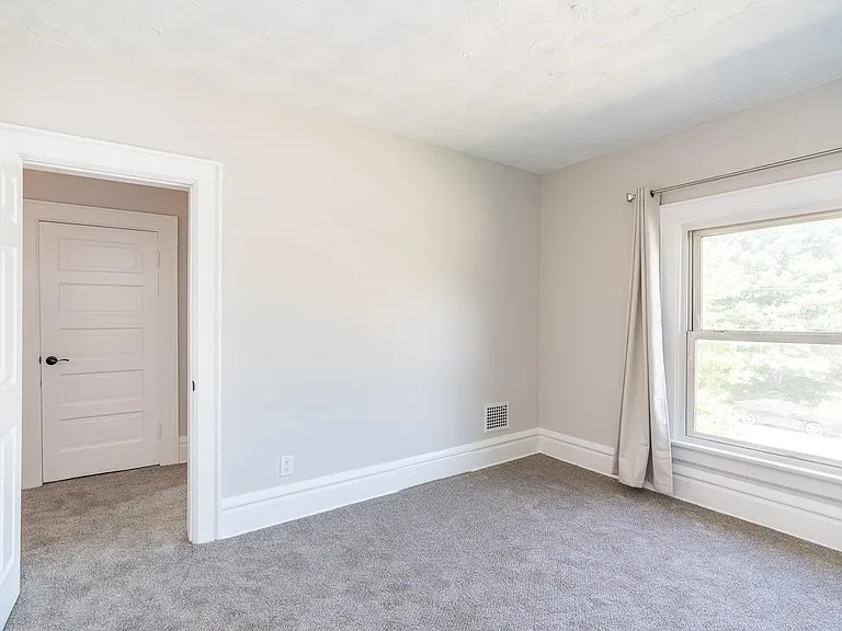 2435 Summit St — Photo 33