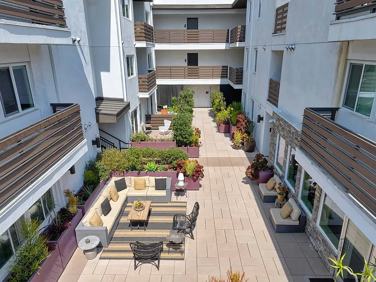 The Metropolitan at Larchmont Village — Photo 31