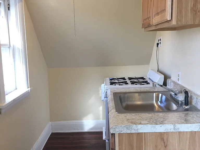 1317 E 2nd St #4 — Photo 5
