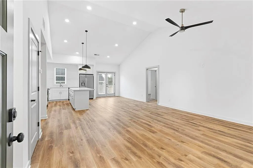 4 bed, 2.0 bath, 1400 sqft, $3,200 — Photo 4