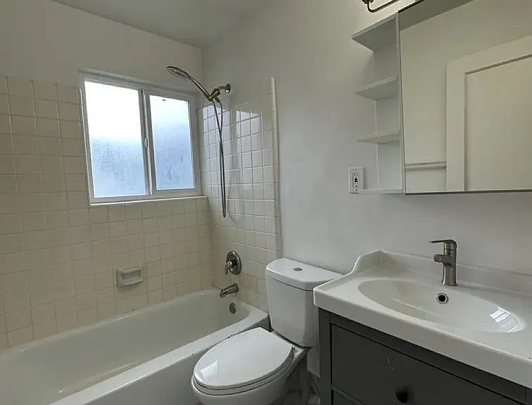 390 E Scott Ave — Photo 4