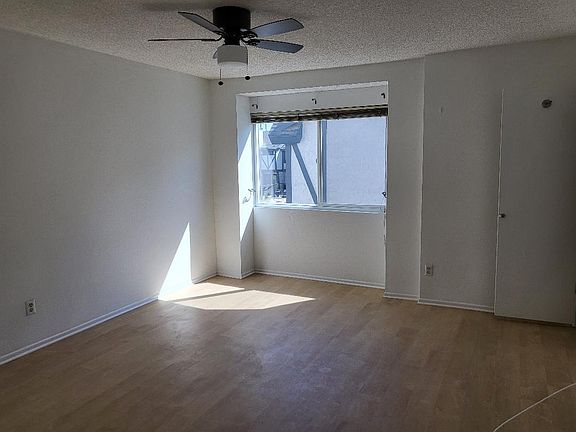 5th image of 19231 Sherman Way Unit 29