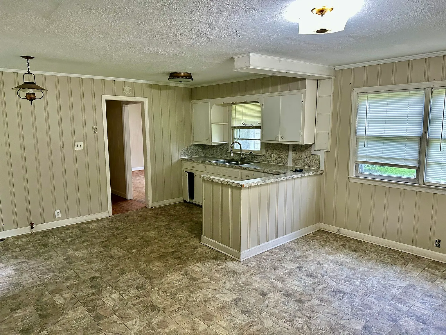 3 bed, 1.5 bath, 1200 sqft, $1,000 — Photo 2