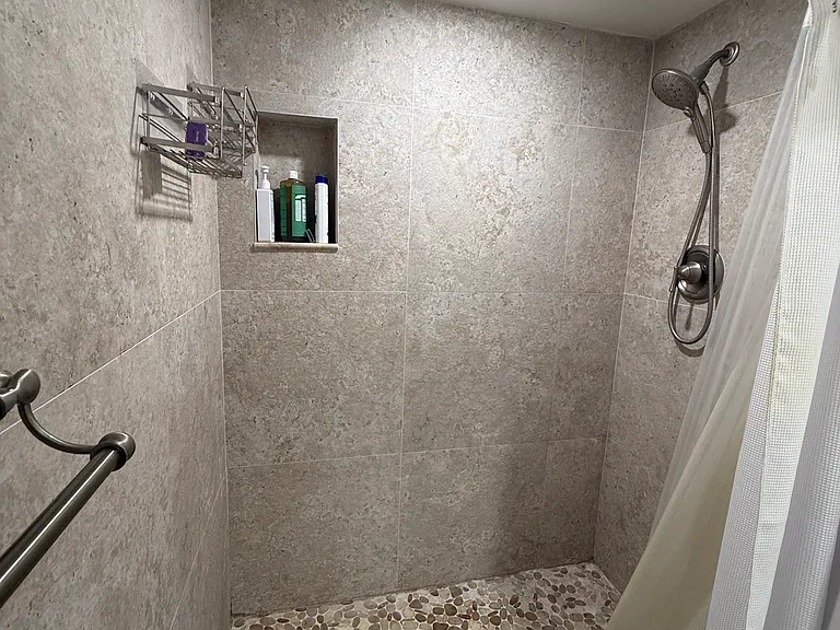 2507 Canterbury Dr N — Photo 5