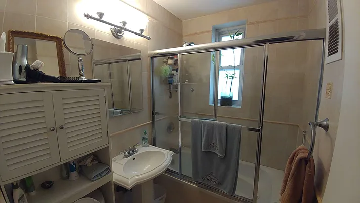 Rented by Halvatzis Realty | media 6