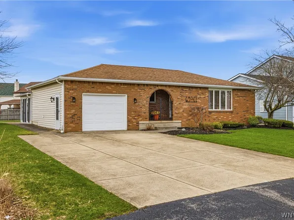 6941 Rebecca Dr, Niagara Falls, NY 14304