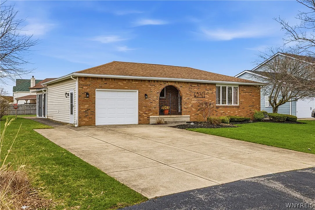 6941 Rebecca Dr photo 1