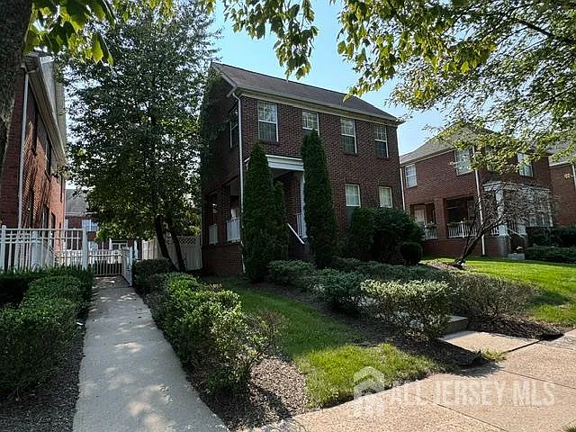 3 bed, 3.0 bath, 2197 sqft, $4,300 — Photo 3