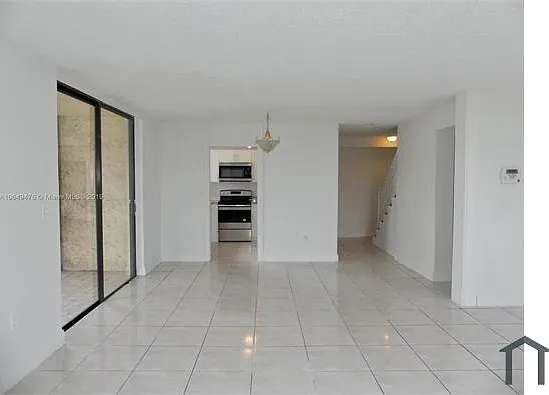 3 bed, 1400 sqft, $2,500 — Photo 4