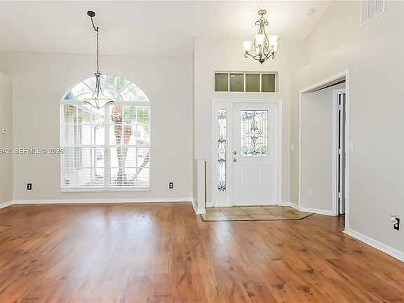 4th image of 820 SW Dalton Ave
