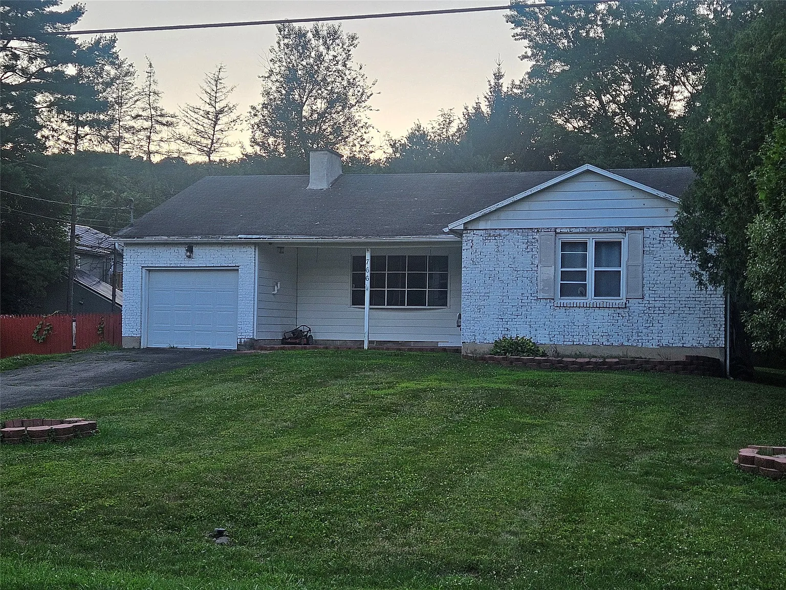 3 bed, 2.0 bath, 2295 sqft, $2,000 — Photo 2