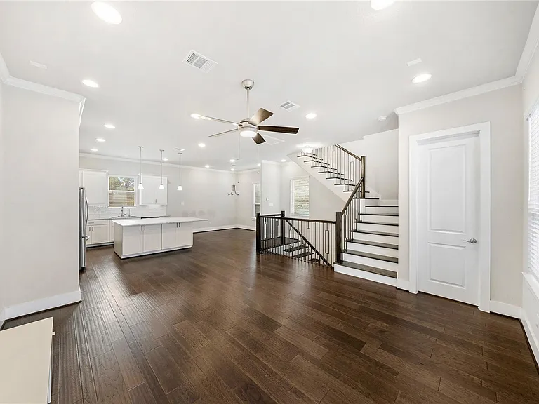 420 W 28th St #D — Photo 14