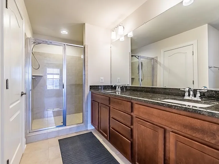 Full bath of master bedroom on 3rd floor