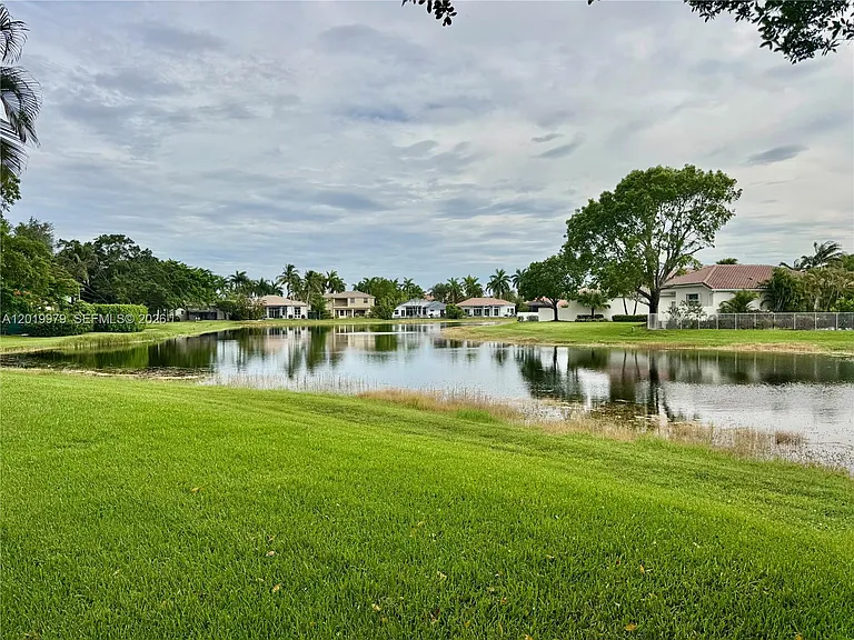 2525 Bay Pointe Ct — Photo 31