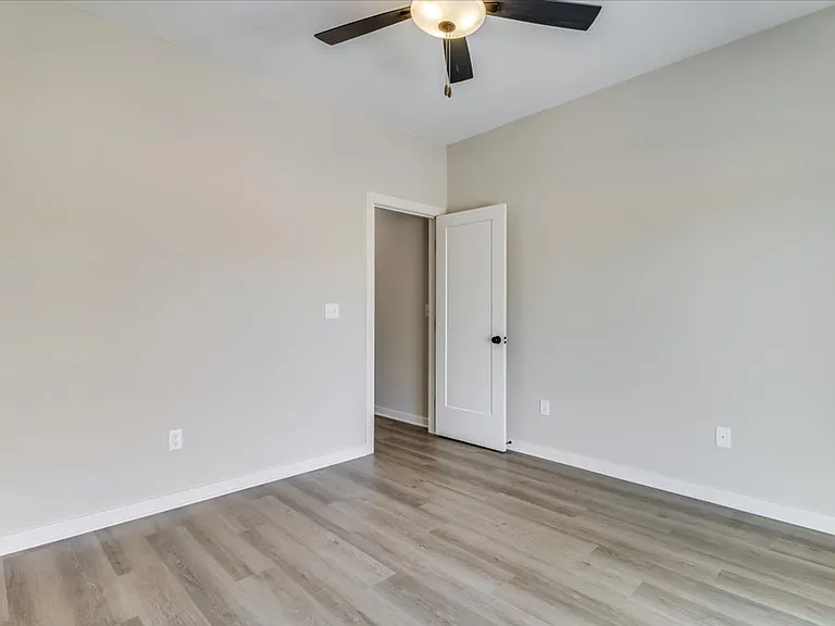2315 W Macarthur Rd — Photo 14