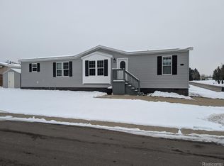 11045 Woodland Ridge Ct, South Lyon, MI 48178