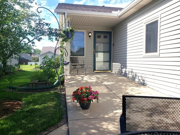 50 S Juniper Dr, North Aurora, IL 60542
