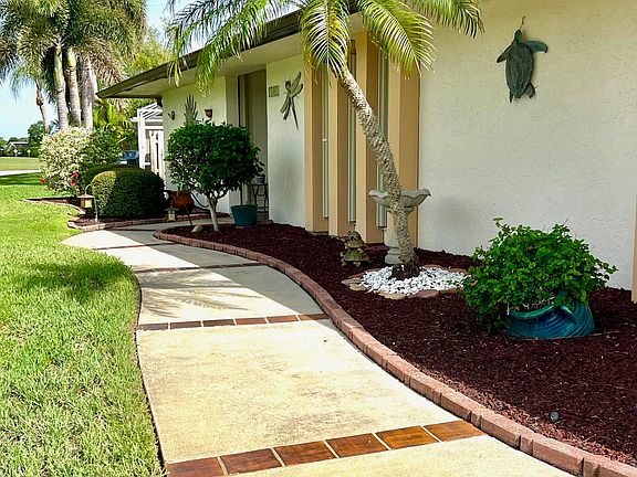5th image of 1481 SE Cambridge Drive