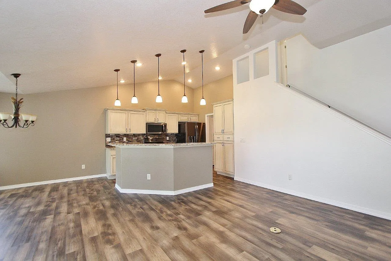 3 bed, 1371 sqft, $2,600 — Photo 3