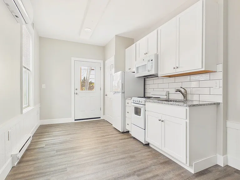 916 Green St — Photo 3