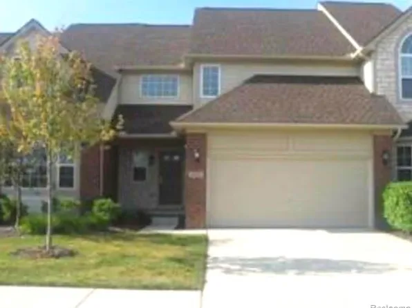 1012 Paddock Ln, South Lyon, MI 48178