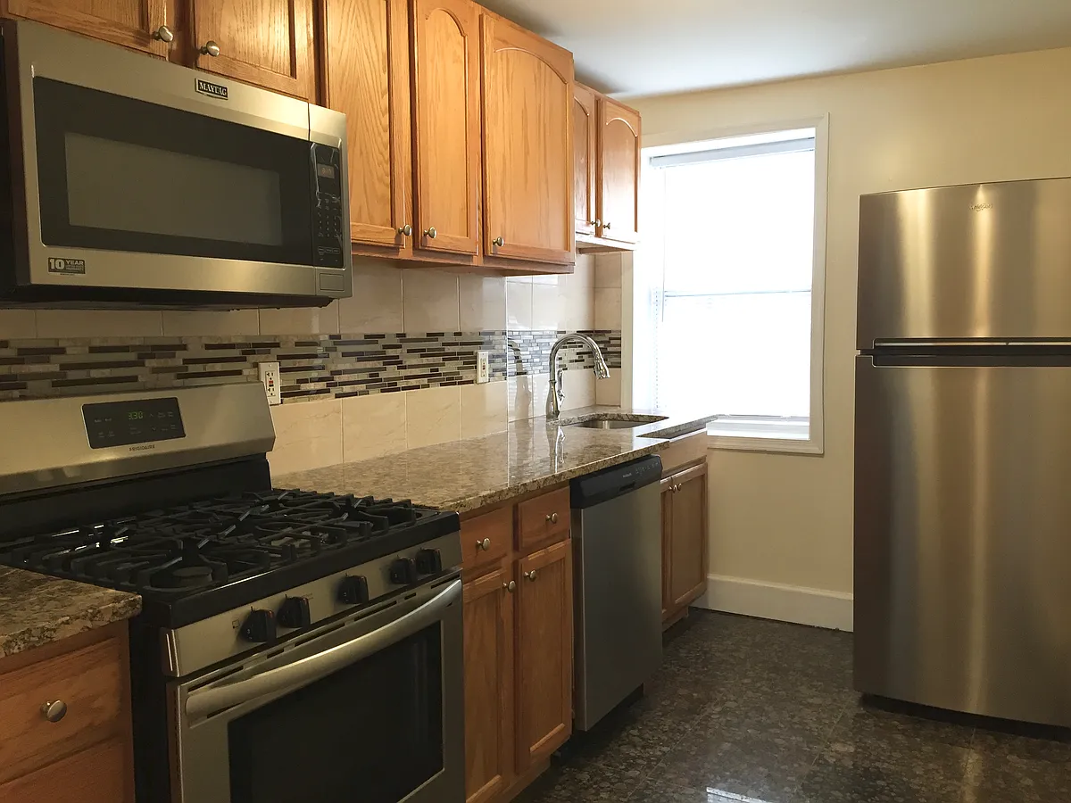 Building Photo - 206 Christopher Columbus Dr #1