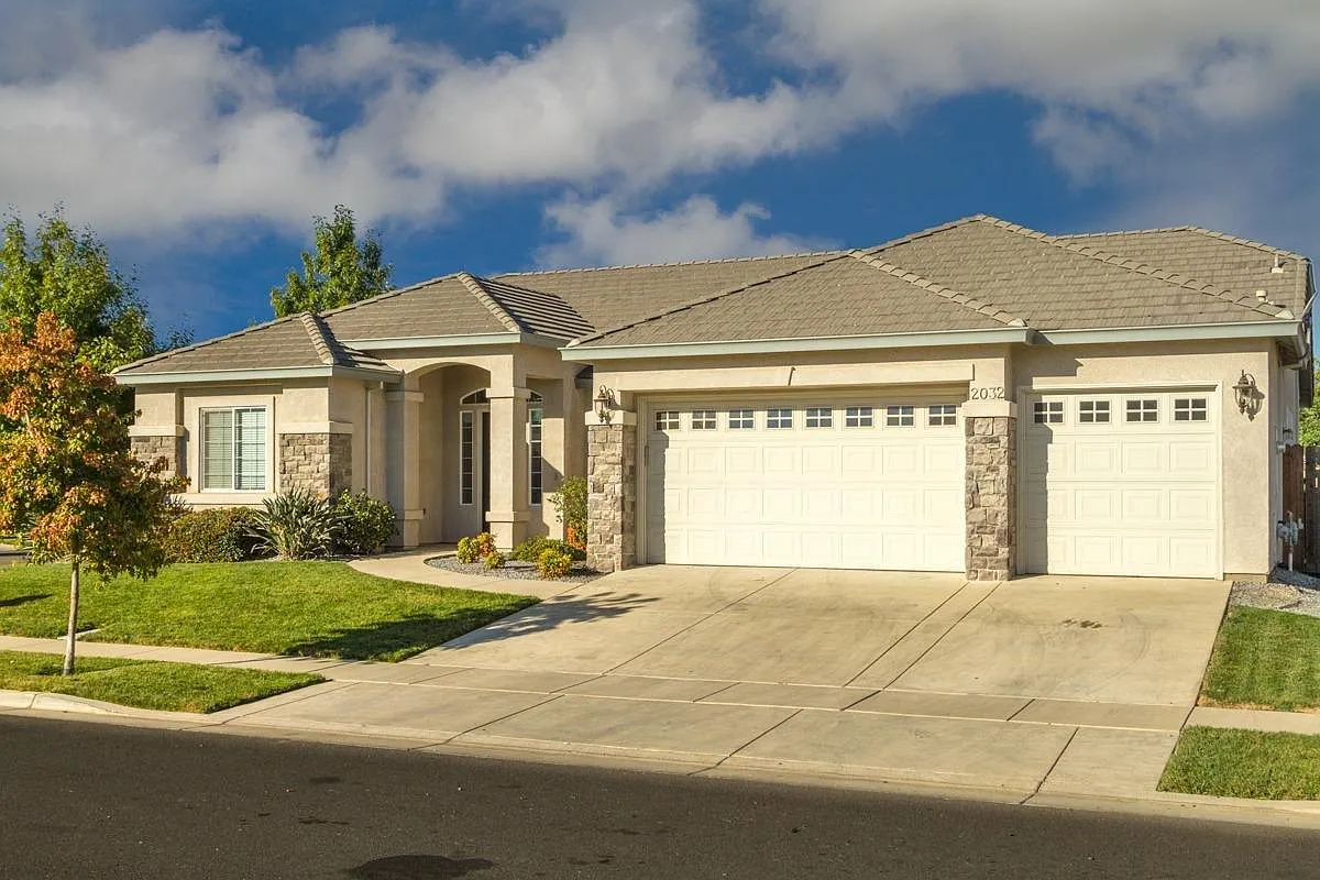 2032 Nina Way photo 1