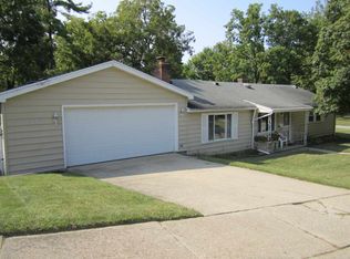 1027 Dover Dr, South Bend, IN 46614