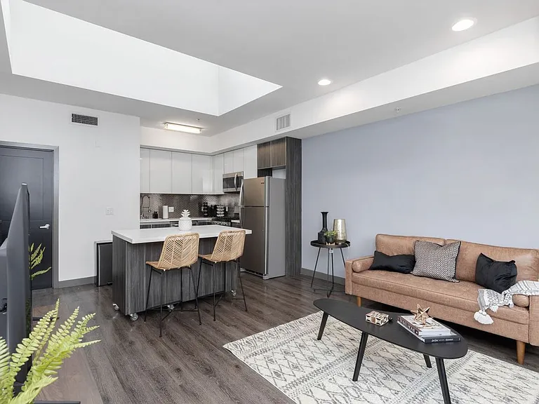 545 N Kenmore Ave — Photo 32