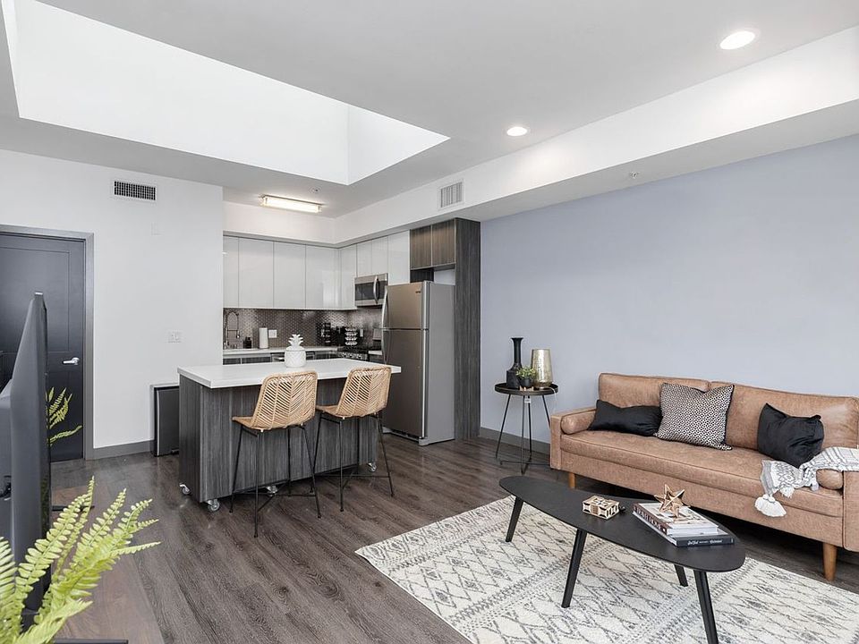 1st image of 545 N Kenmore Ave #15
