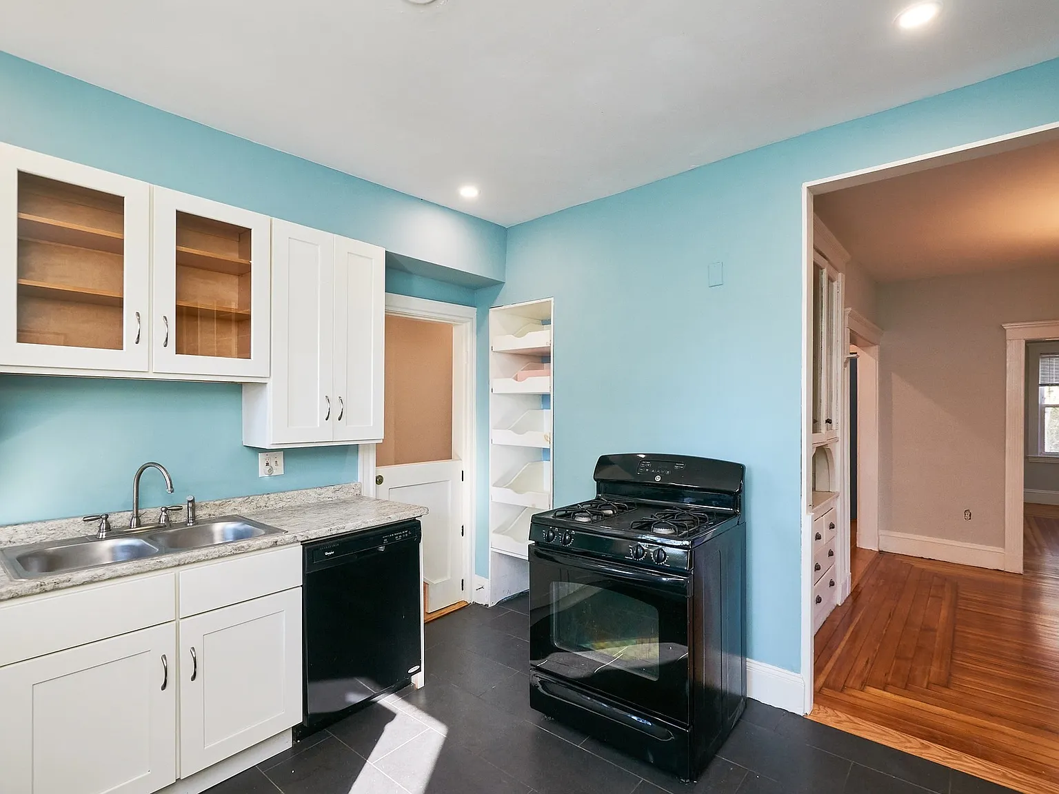 3 bed, 1.0 bath, 1250 sqft, $3,000 — Photo 1