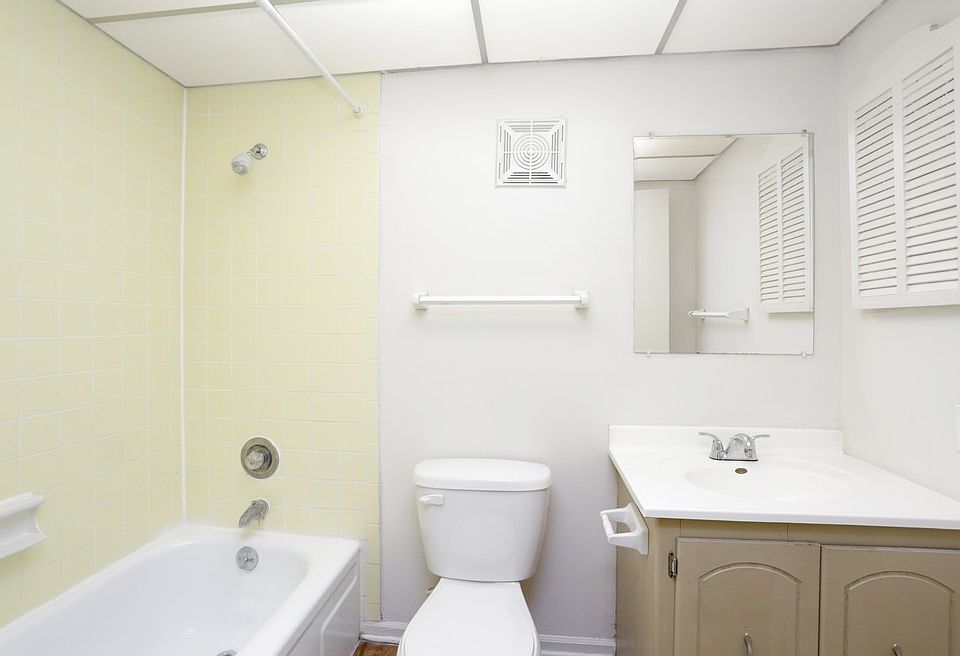 1BR, 1BA - Bathroom