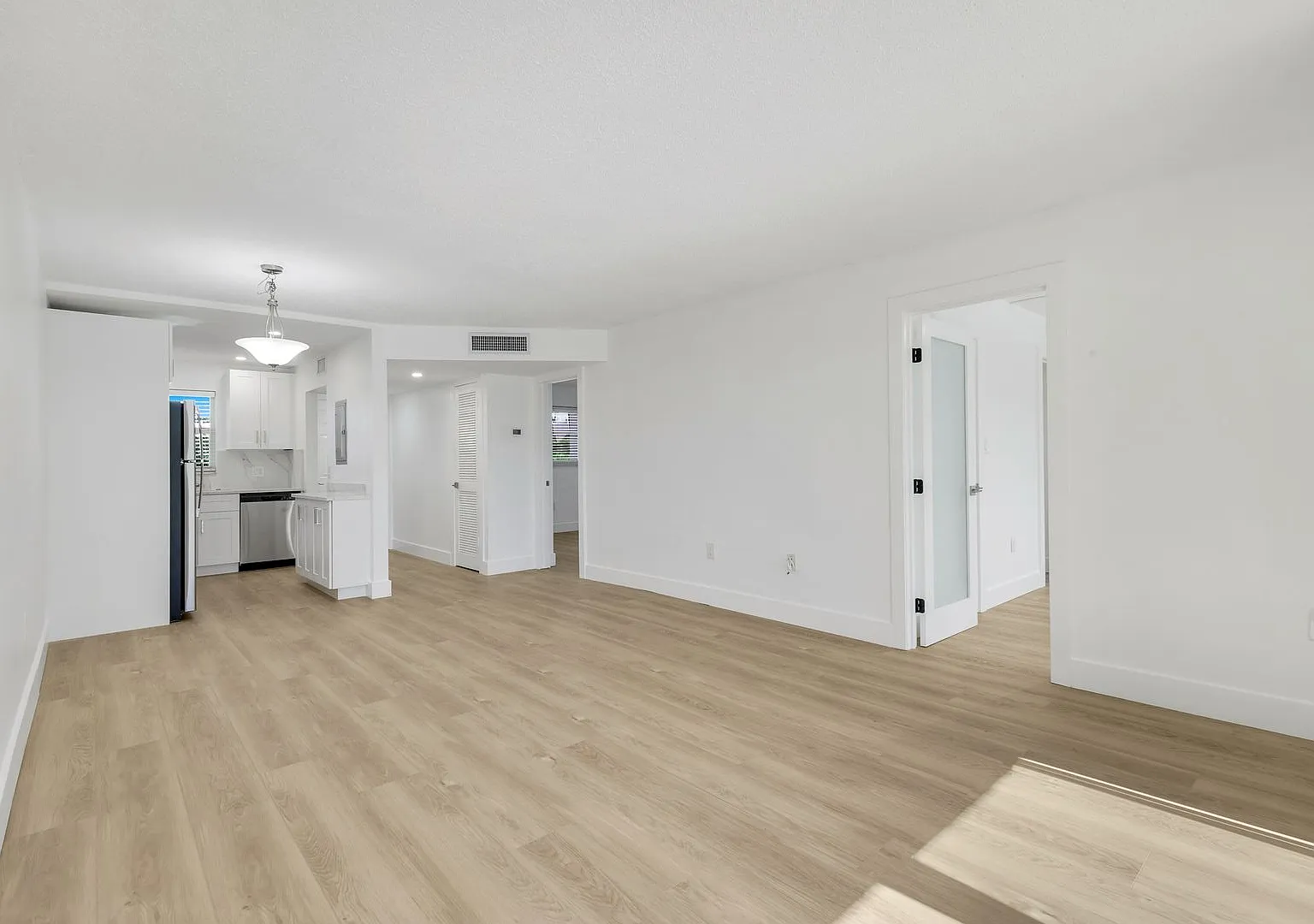 2 bed, 842 sqft, $2,200 — Photo 2