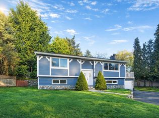 1418 McKenzie Ave, Saanich, BC V8N 1A1