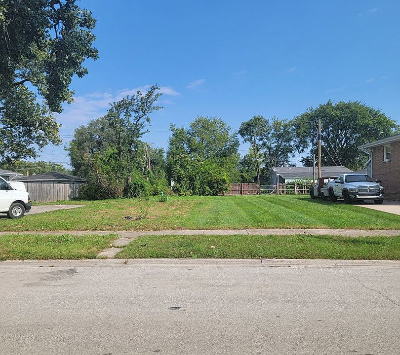 2nd image of 834 E 152nd St