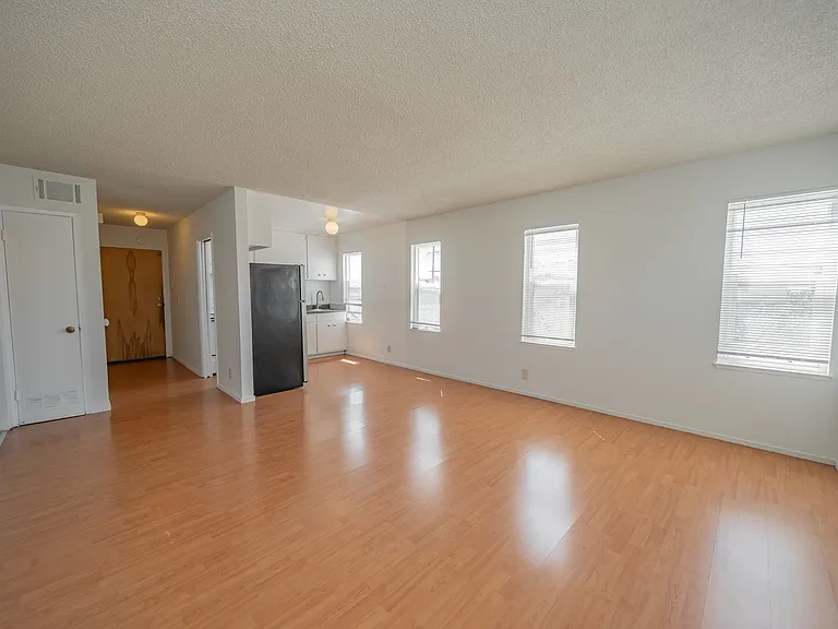1467 Russell Street — Photo 4