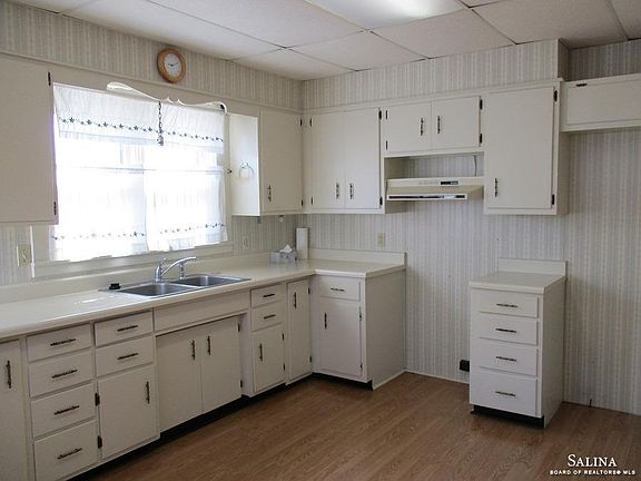 4th image of 615 E 8th St