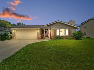 1215 River Park Cir W, Mukwonago, WI 53149