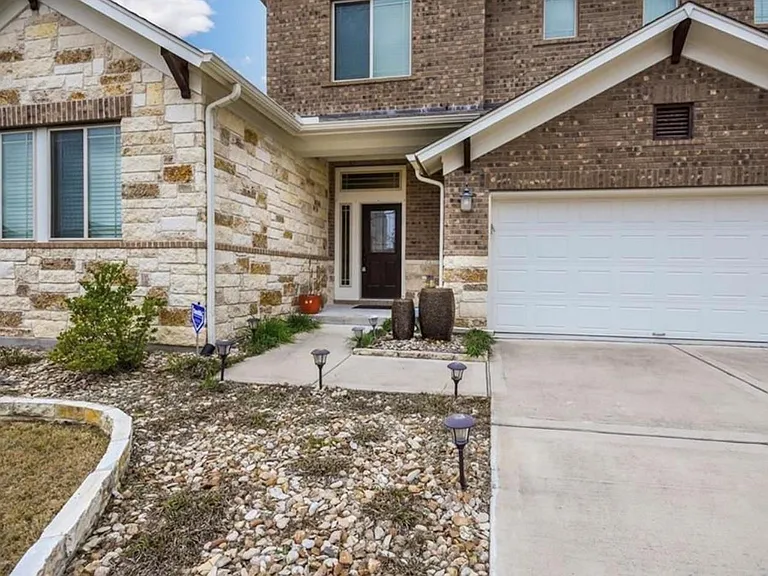 213 Simmons Dr — Photo 3
