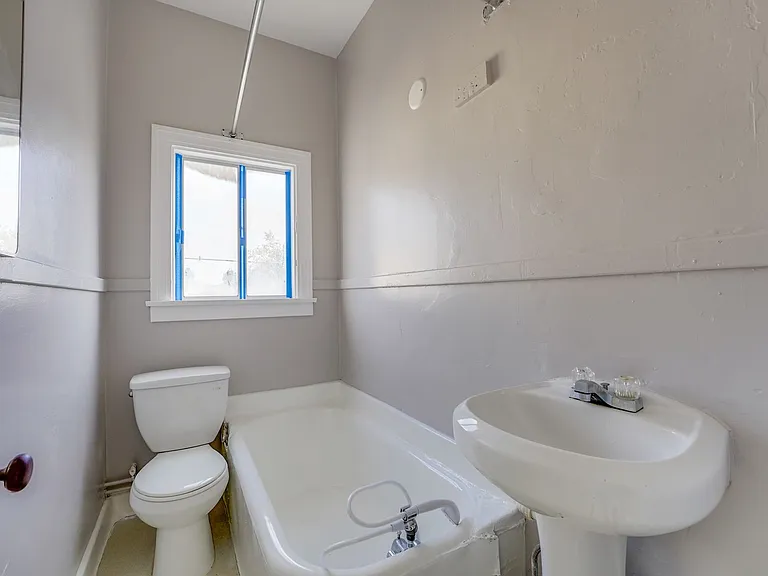310 G St — Photo 5