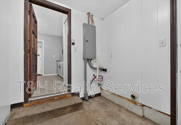 1819 Knox St — Photo 27