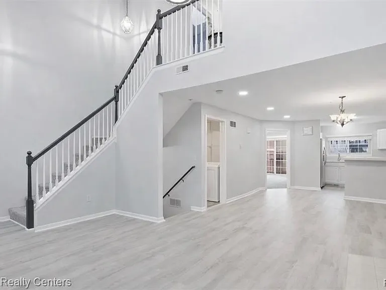 16878 Farmington Rd — Photo 3
