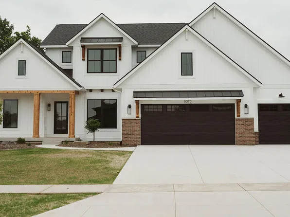 1912 Creekside Dr SW, Byron Center, MI 49315