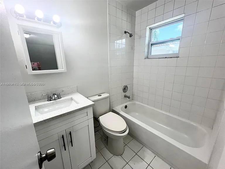 951 SW 7th St #4 — Photo 8