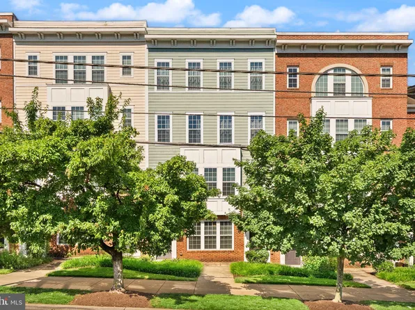 242 N Summit Ave #21, Gaithersburg, MD 20877